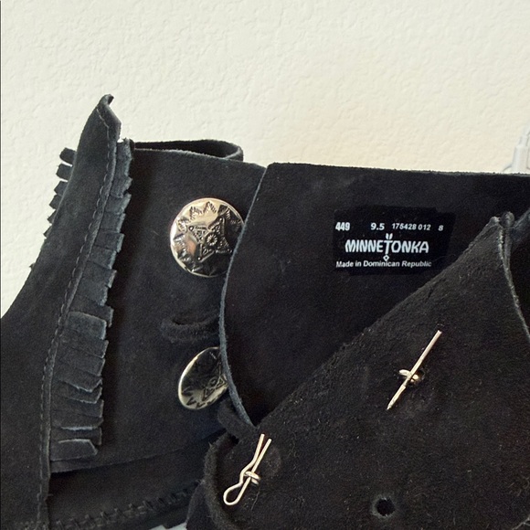 Minnetonka Black Suede Two Button Hardsole Fringe Bootie NWOB Size 9.5 - Picture 2 of 6